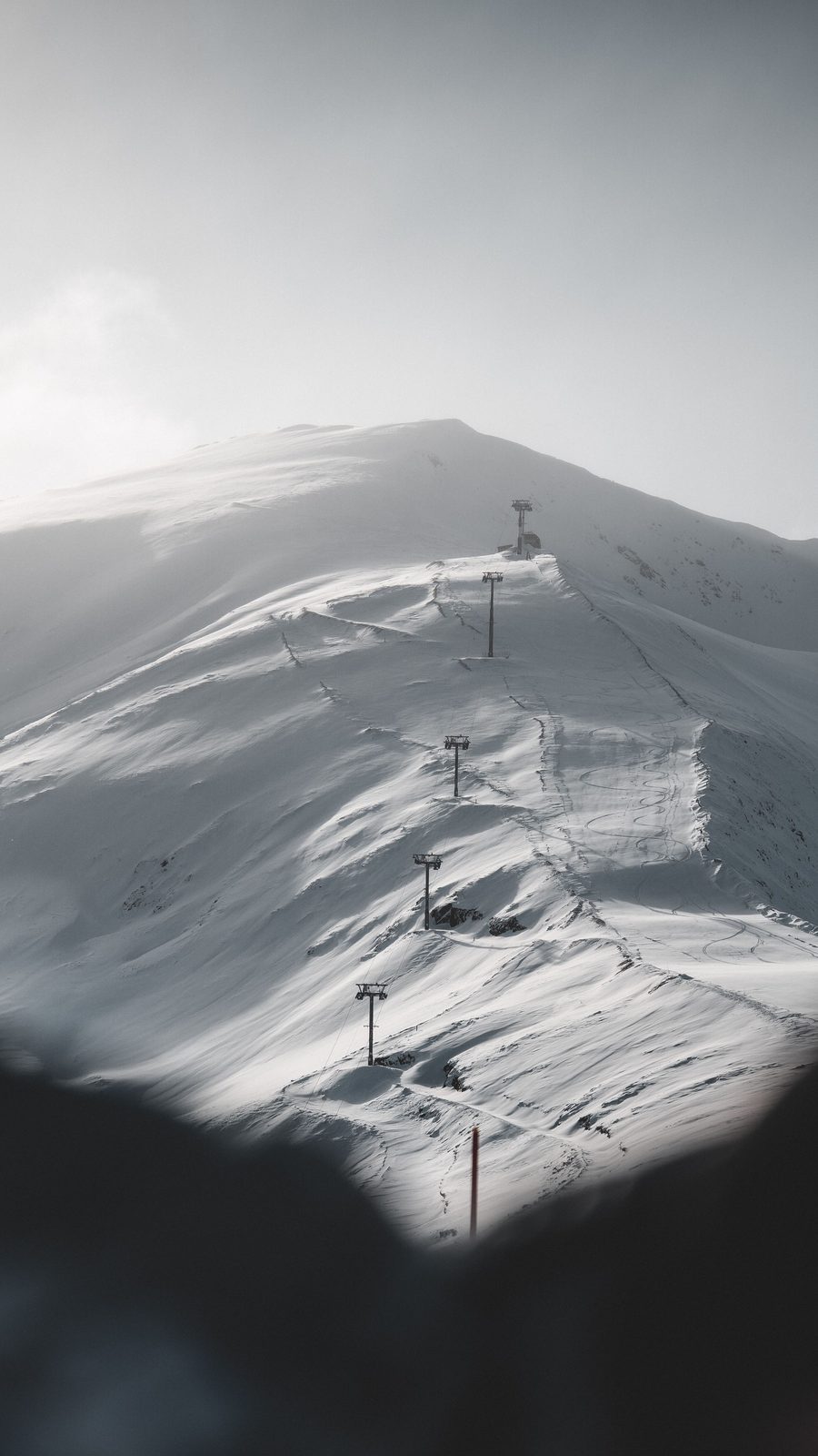 Skilift lungo il crinale innevato